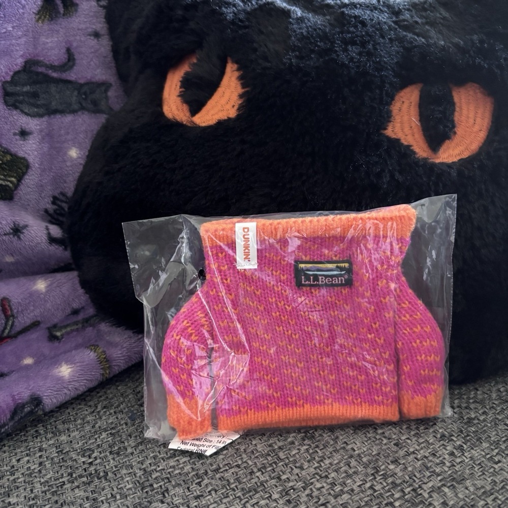 2026 LIMITED EDITION DUNKIN' L.L. BEAN SWEATER CUP SLEEVE IN HAND *RARE*